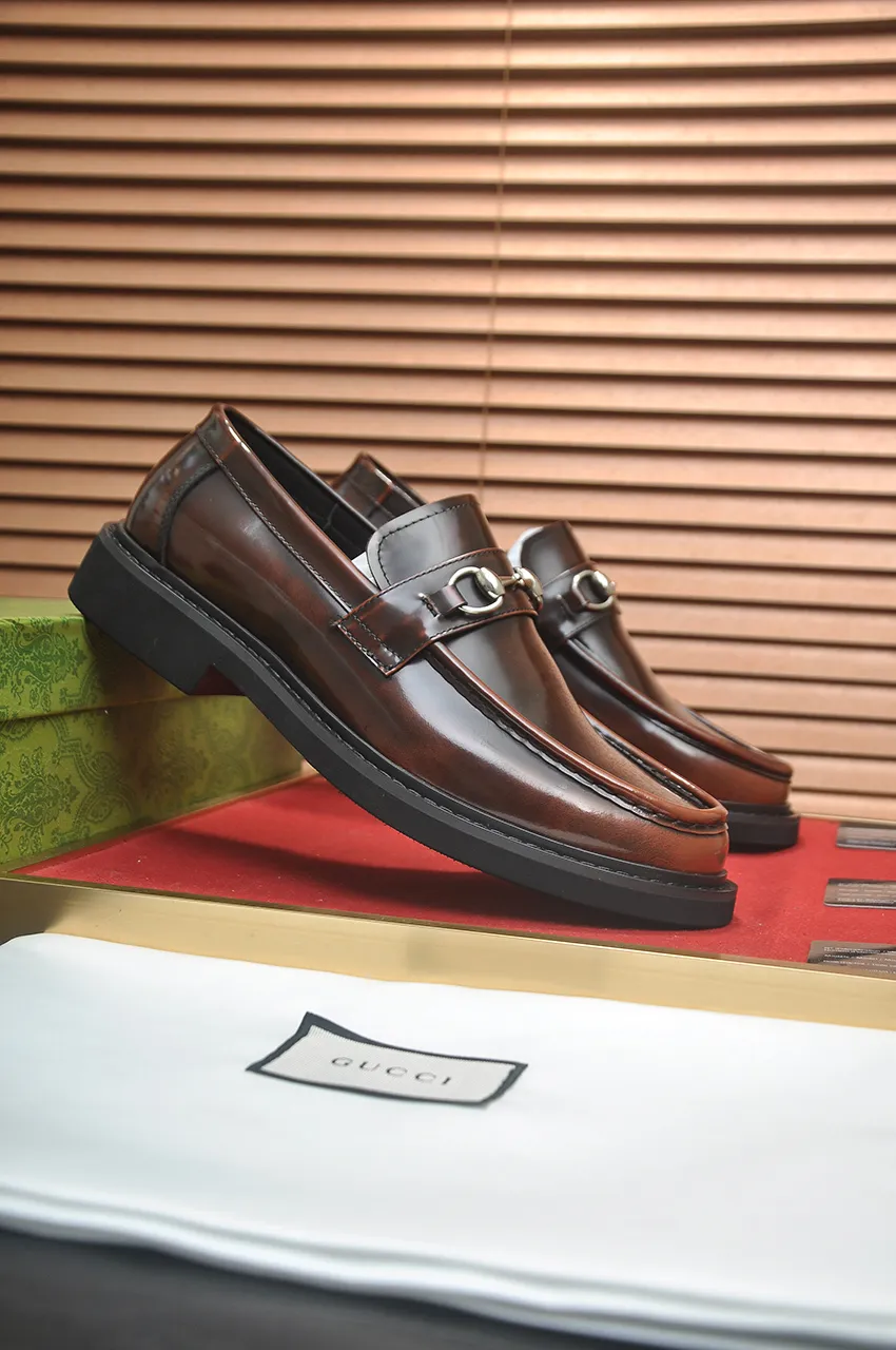 Men's shoes💰540💶Italy's top luxury men's shoe giant (GUCCI) (Gucci) (full cowhide lining) new arrival🍃Original European style🔰 Pleasant to the eye😍In order to make the shoes more durable and non-deformable🌀The production continues to follow traditional methods but there is still no lack of innovation💪Choose original sheepskin for the leather♻️ Smooth and natural And extra bright ⭐Made of imported cowhide, the first choice of rich people 38-45 (45 customized)